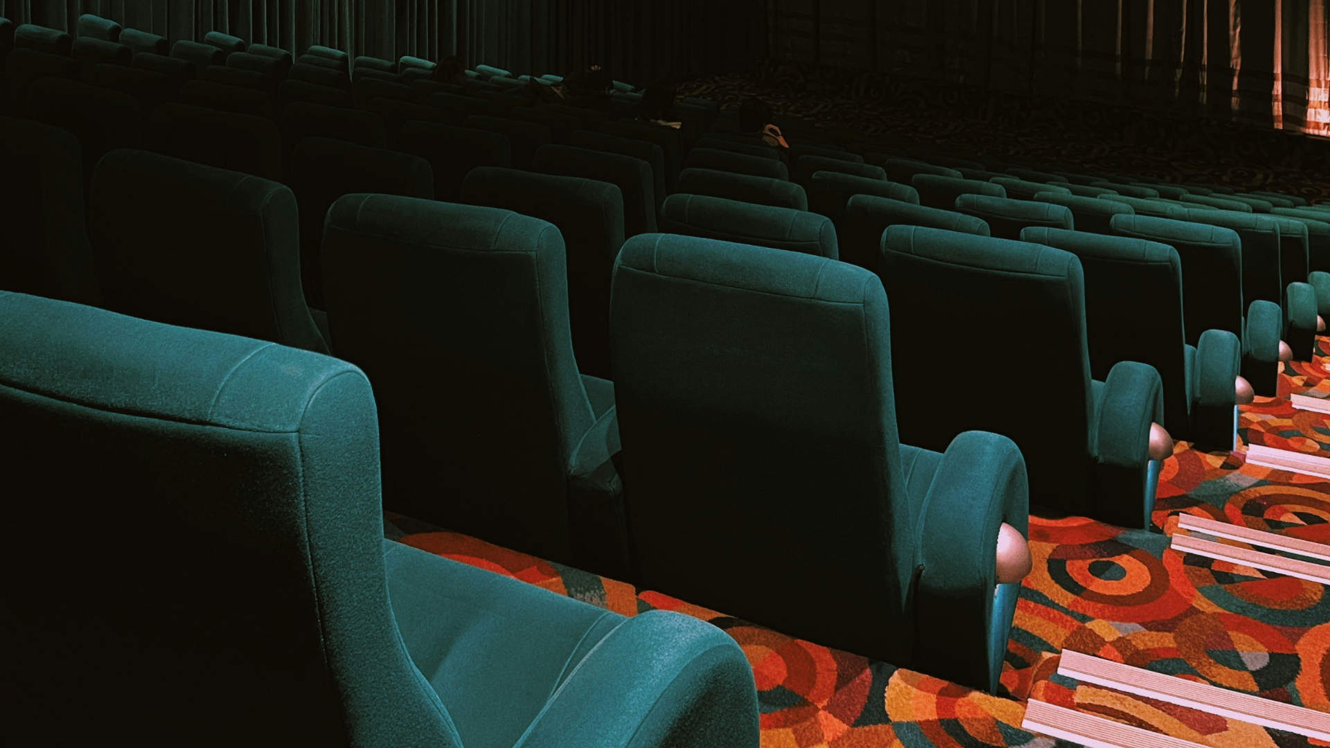 photo de rangées de sièges verts dans une salle de cinéma