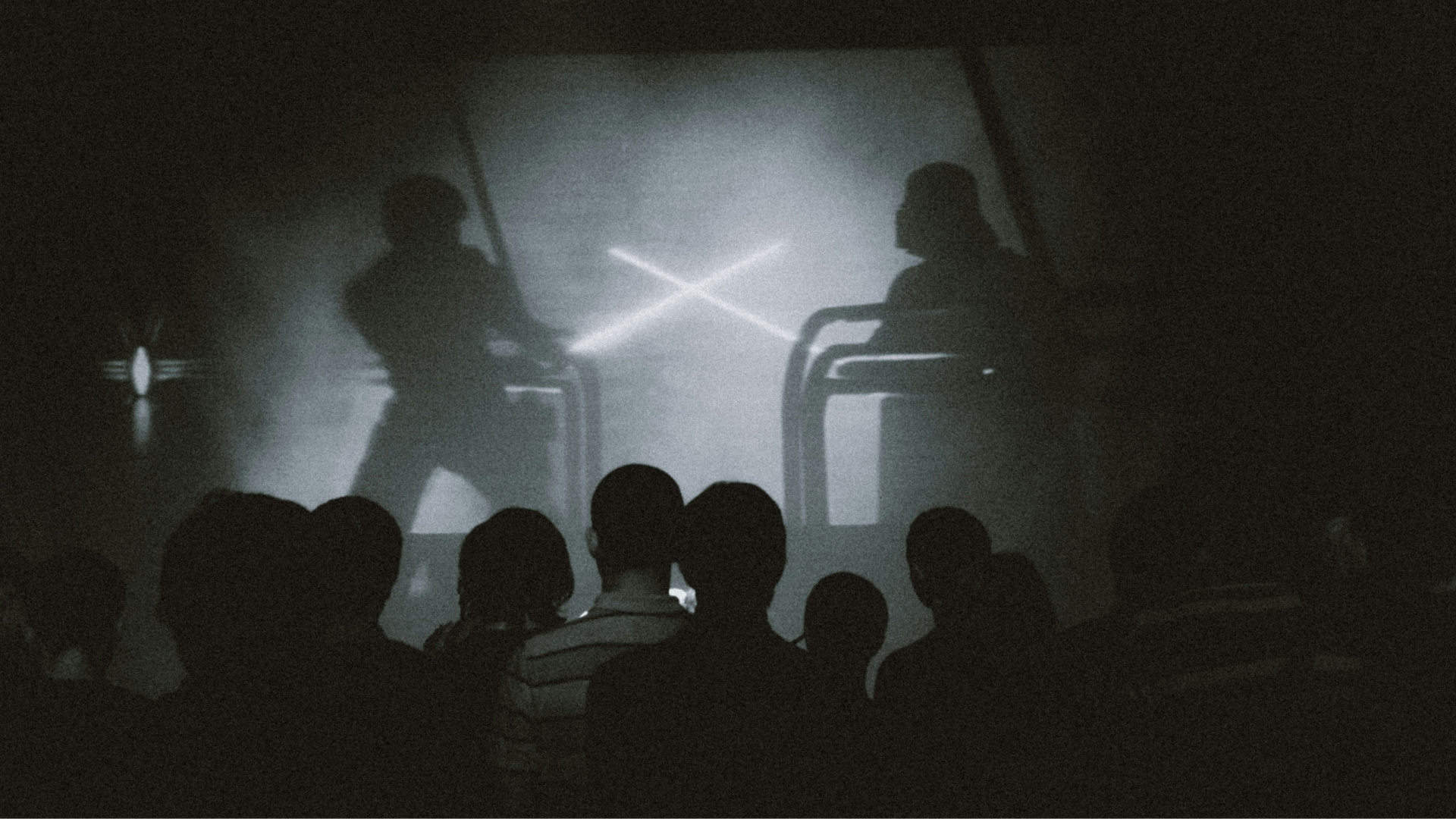 photo noire et blanc de personnes dans une salle de cinéma qui regarde Star Wars