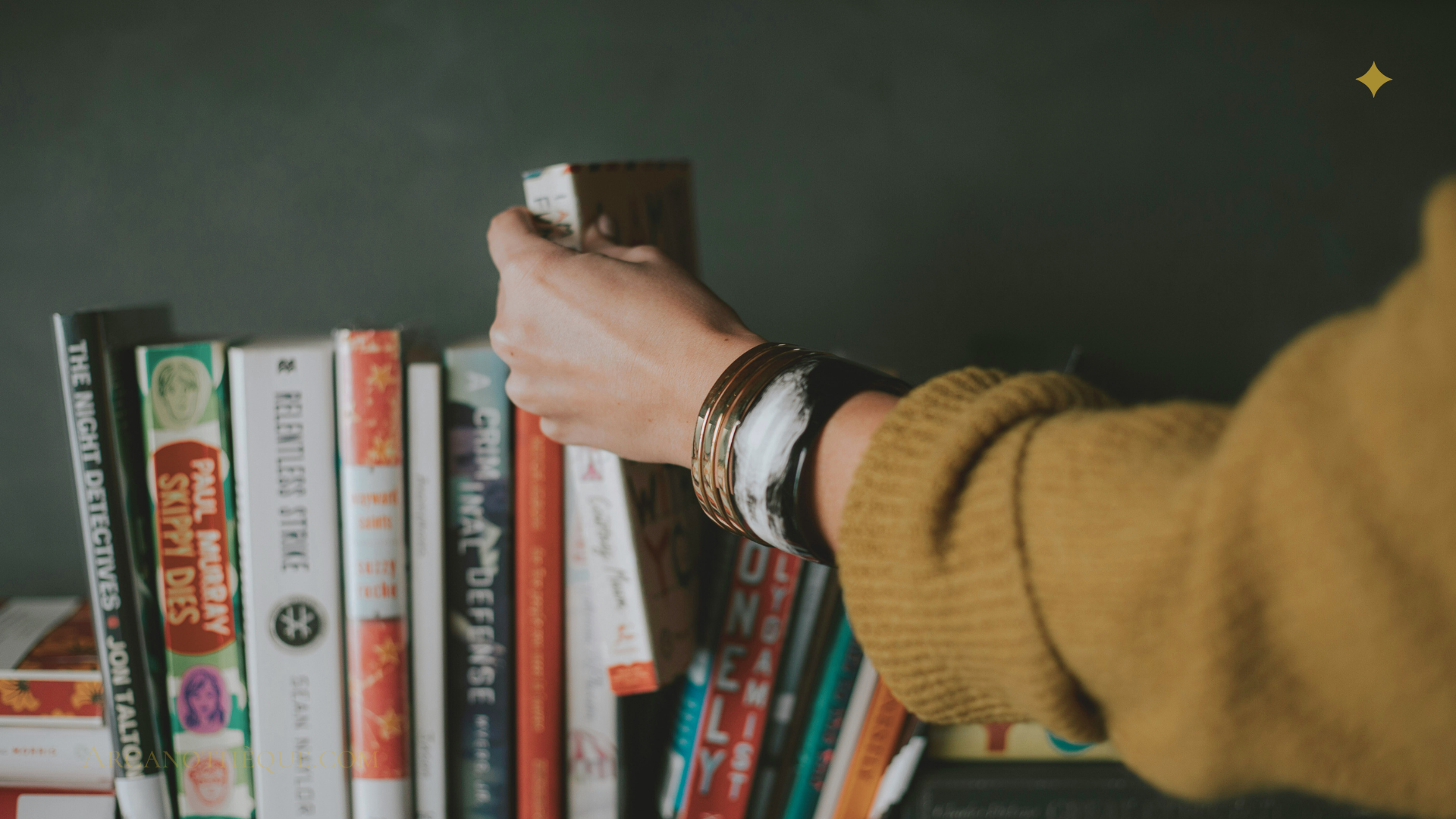 livres côte à côte et bras de femme
