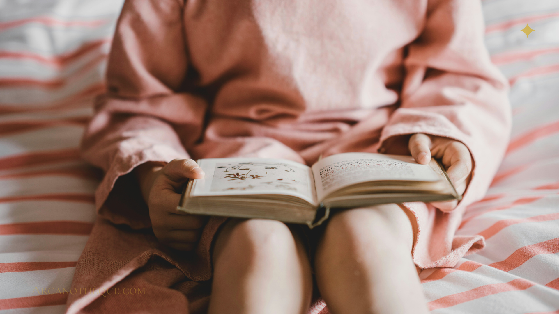 enfant habillé en rose qui lit un livre