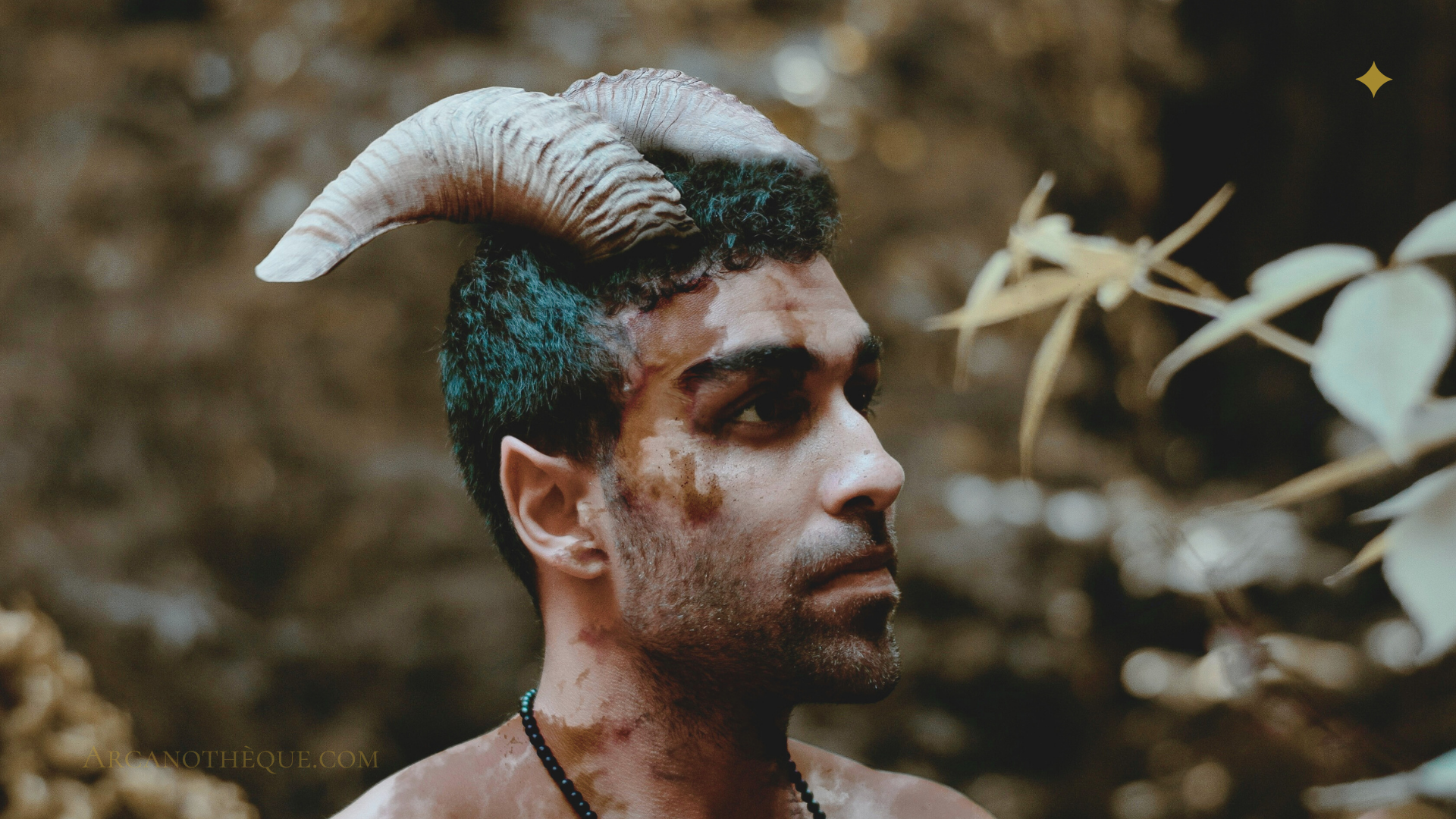 photo d'un homme déguisé en satyre