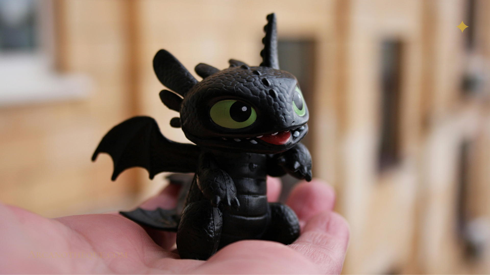 photo d'une figurine de dragon dans une main